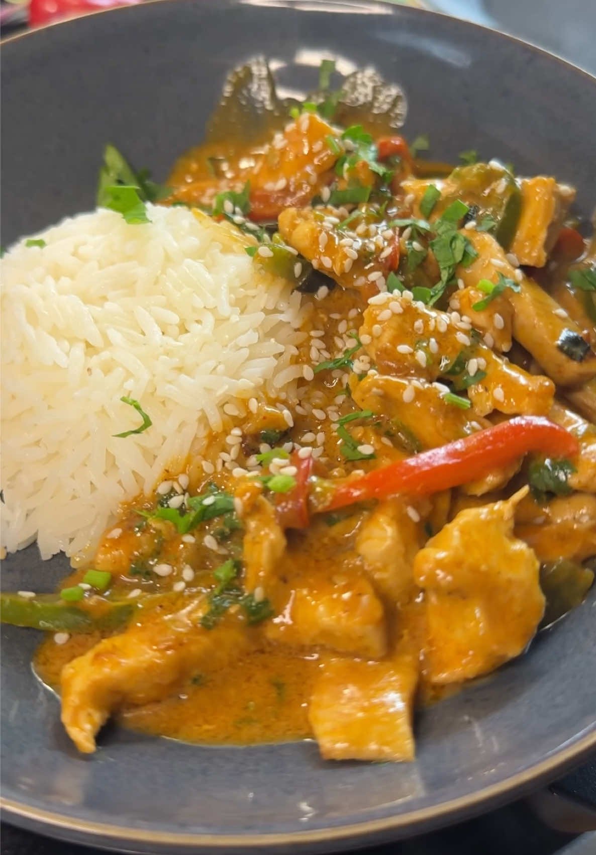 🥘🍚 Cremige Hähnchenpfanne mit Reis – Schnell, einfach und unwiderstehlich lecker!