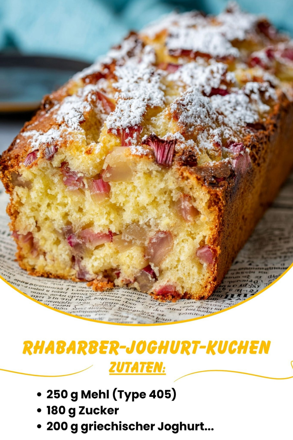 Ein Anschnitt eines hellen Joghurtkuchens mit rosa Rhabarberstücken obenauf, leicht mit Puderzucker bestäubt.