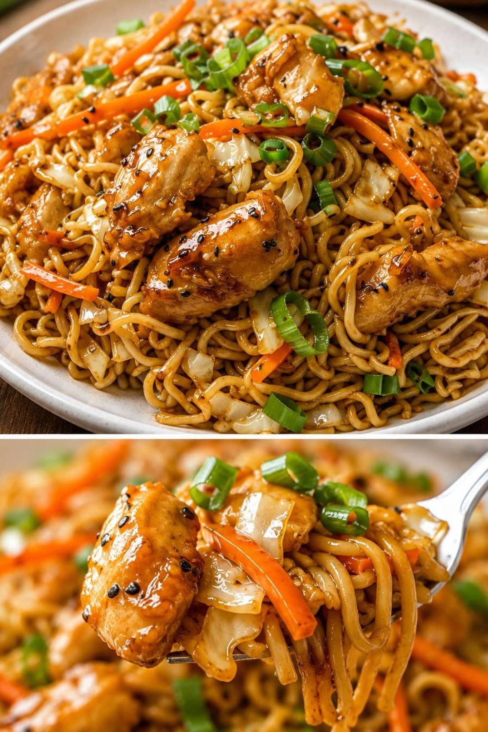 Eine große Portion chinesisch gebratene Nudeln mit Hähnchenstücken, feinen Karottenstreifen, Lauch und frischen Sojasprossen in einer dunklen Schale mit Essstäbchen.