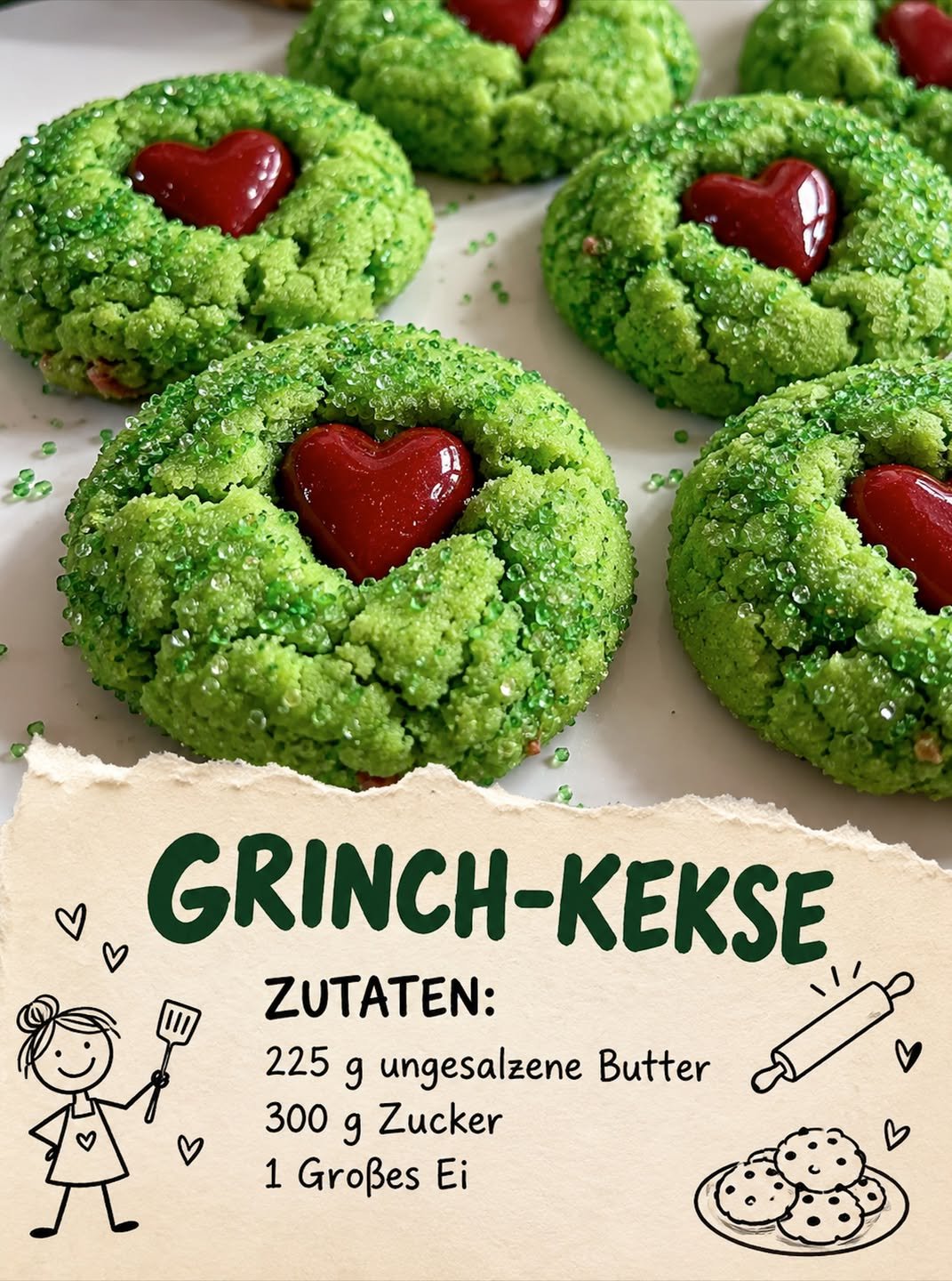 Grüne Weihnachtskekse mit Zuckerkristallen und roten Herzen sowie Zutatenbeschriftung