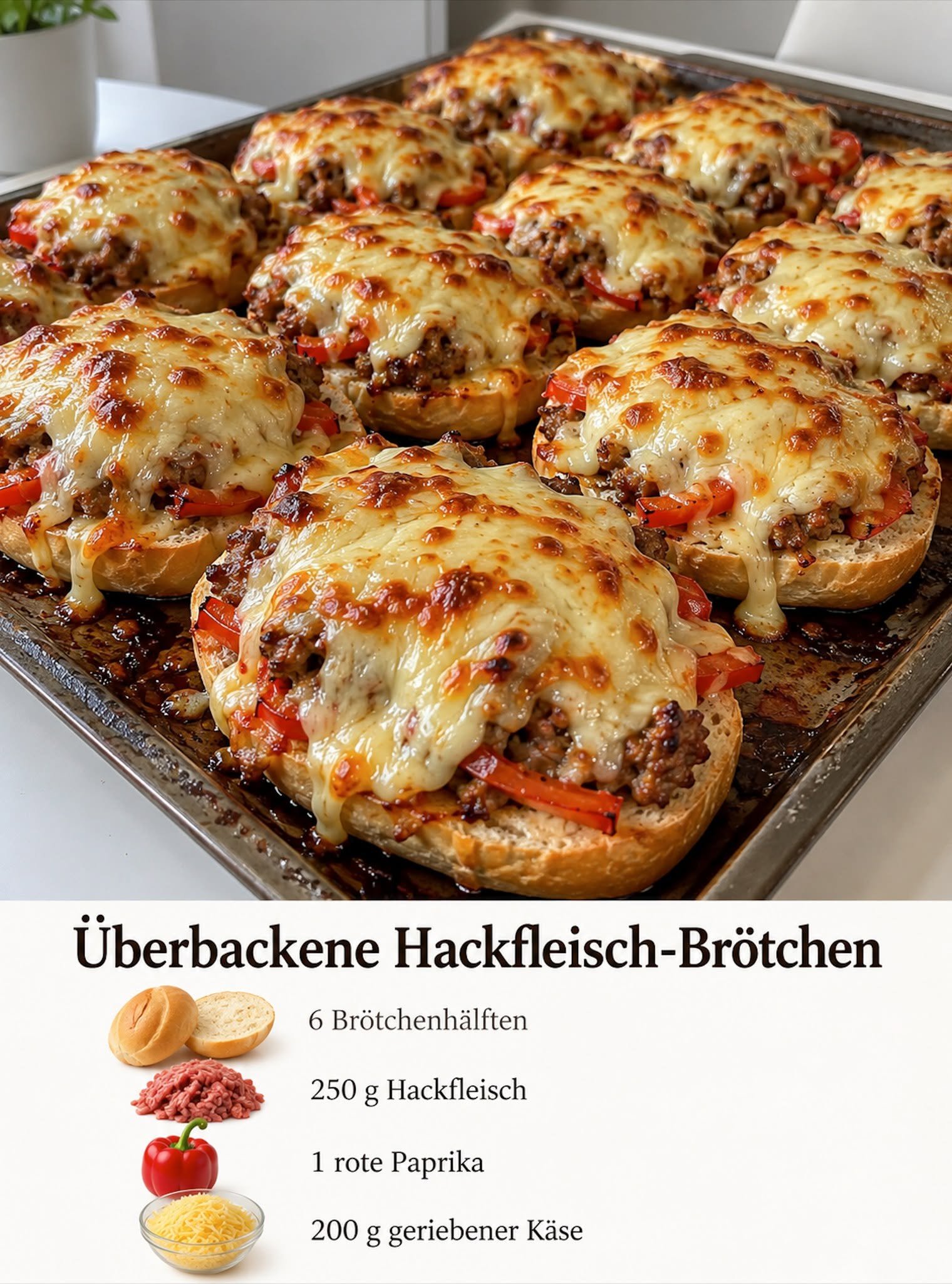Mit Hackfleisch und roter Paprika belegte Brötchenhälften unter einer goldbraunen Käseschicht.